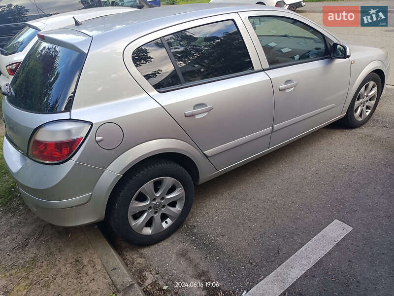 Хетчбек Opel Astra 2005 в Хирові