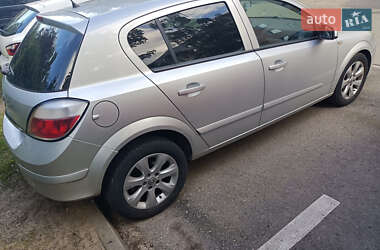 Хэтчбек Opel Astra 2005 в 