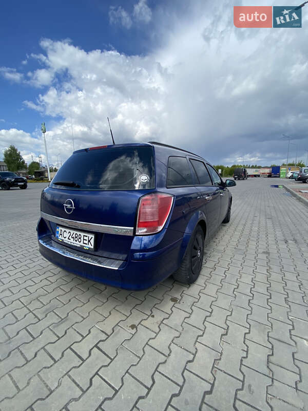 Універсал Opel Astra 2010 в Луцьку