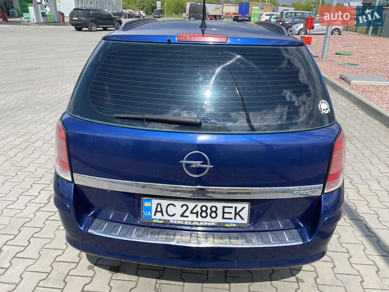 Універсал Opel Astra 2010 в Луцьку