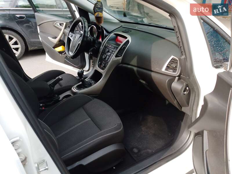 Універсал Opel Astra 2012 в Сумах