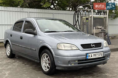 Седан Opel Astra 2006 в Новом Буге
