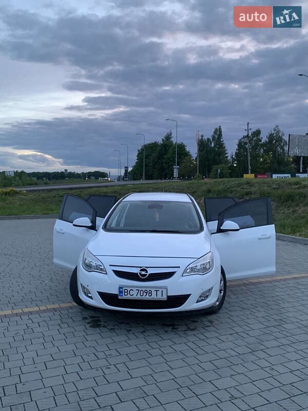 Универсал Opel Astra 2012 в Стрые
