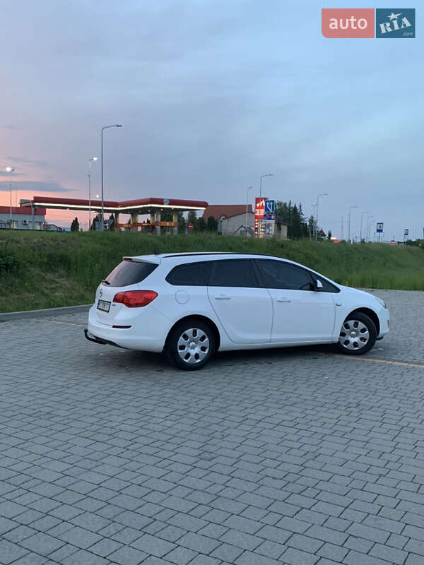 Универсал Opel Astra 2012 в Стрые