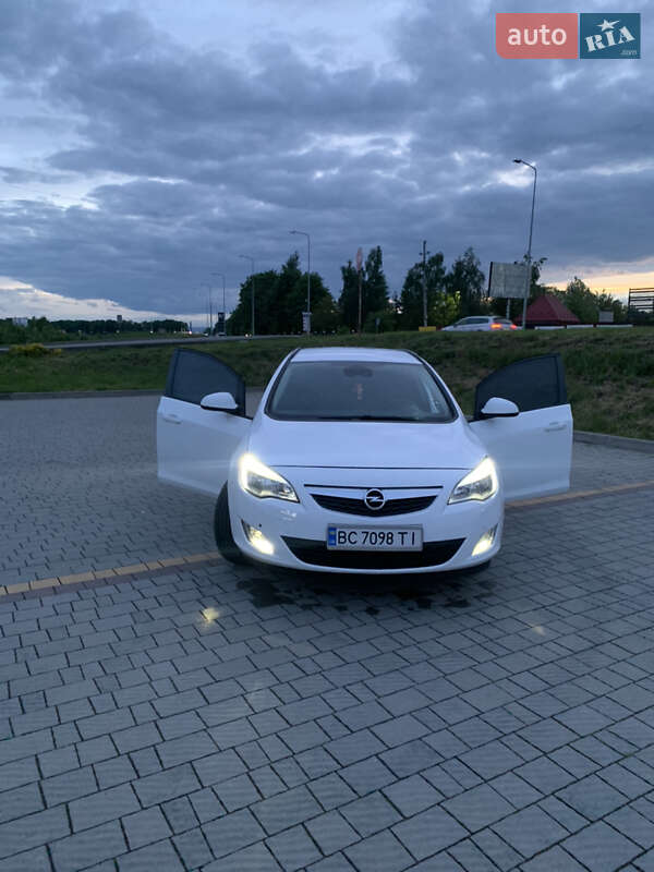 Универсал Opel Astra 2012 в Стрые
