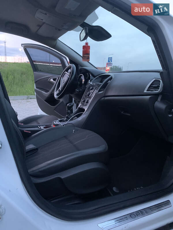 Универсал Opel Astra 2012 в Стрые