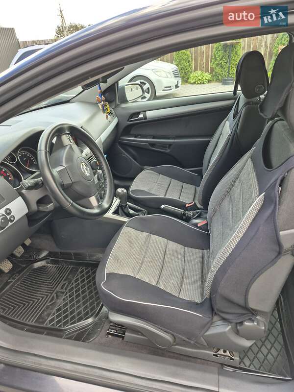 Купе Opel Astra 2005 в Дубровице