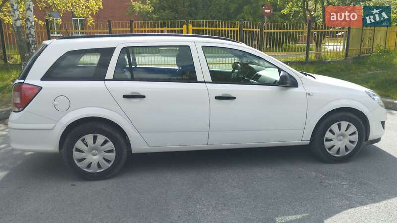 Універсал Opel Astra 2011 в Звягелі