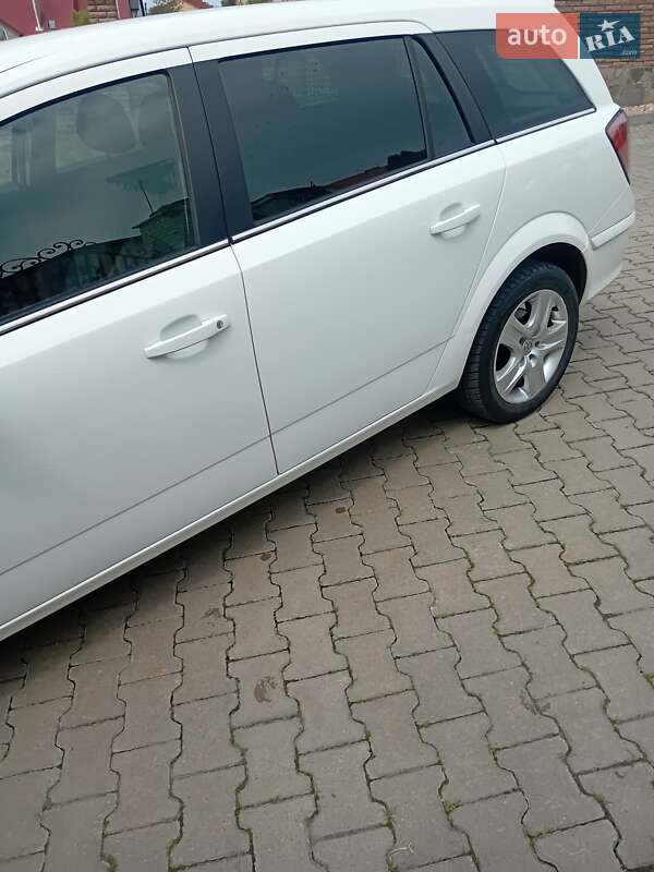 Универсал Opel Astra 2010 в Черновцах