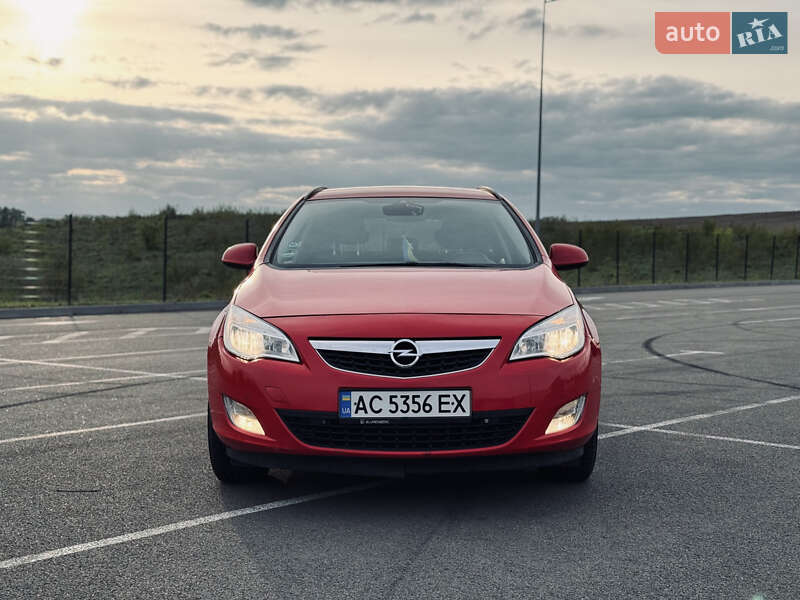 Універсал Opel Astra 2012 в Рівному