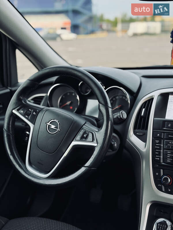 Універсал Opel Astra 2012 в Рівному