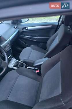 Хэтчбек Opel Astra 2004 в 