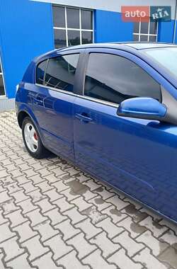 Хэтчбек Opel Astra 2005 в 