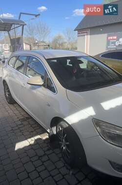 Универсал Opel Astra 2012 в 