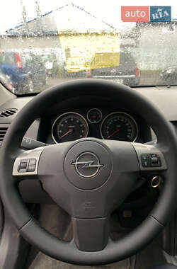 Хэтчбек Opel Astra 2005 в 