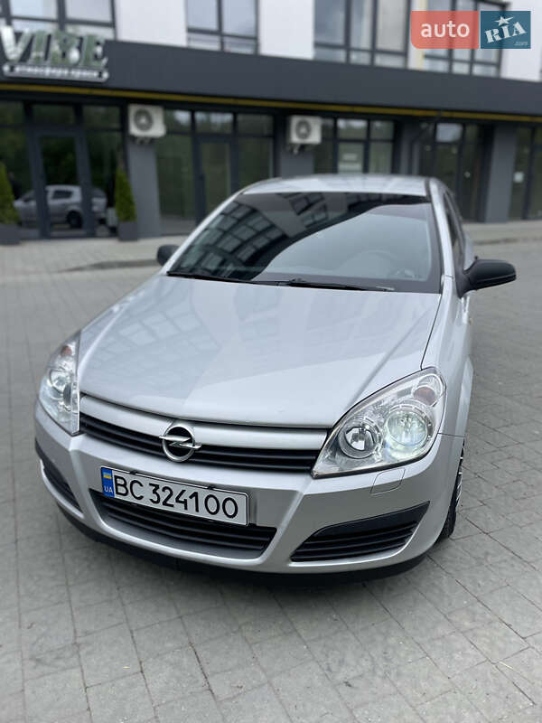 Хетчбек Opel Astra 2004 в Новояворівську