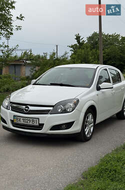 Хэтчбек Opel Astra 2012 в Знаменке