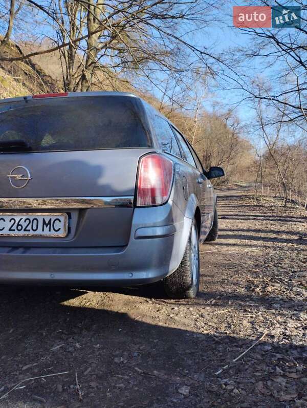 Универсал Opel Astra 2010 в Львове