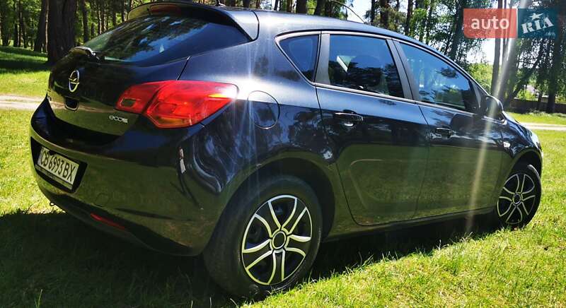 Хэтчбек Opel Astra 2011 в Чернигове