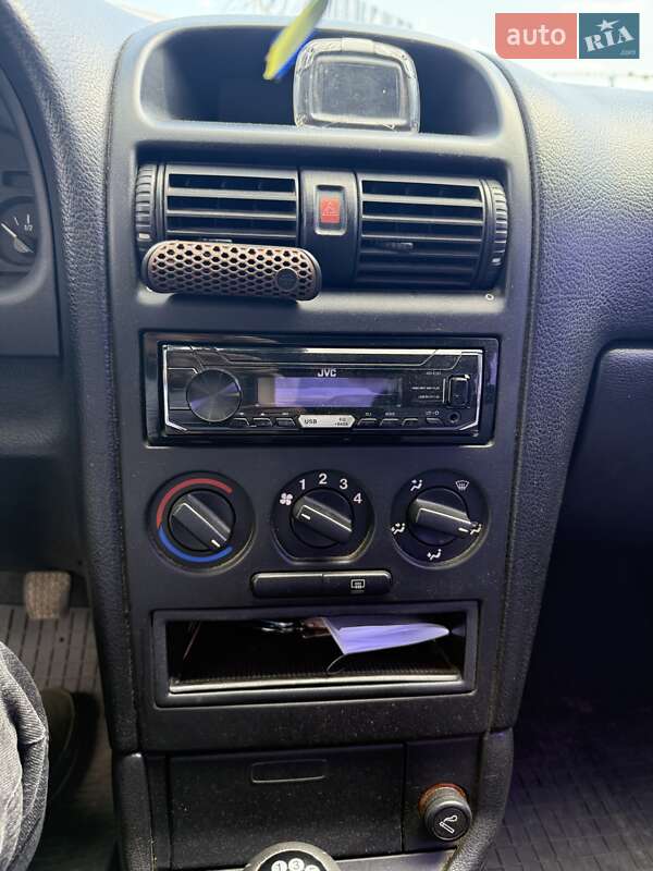 Седан Opel Astra 2005 в Ужгороде