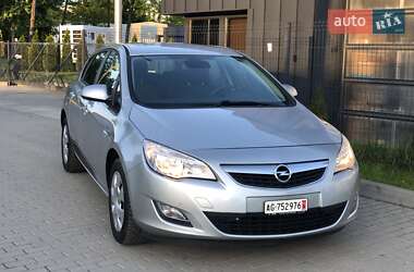Хэтчбек Opel Astra 2011 в 