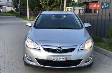 Хэтчбек Opel Astra 2011 в 