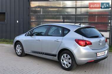 Хэтчбек Opel Astra 2011 в 