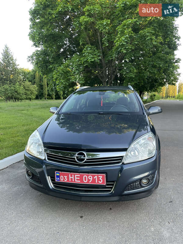 Универсал Opel Astra 2010 в Ровно