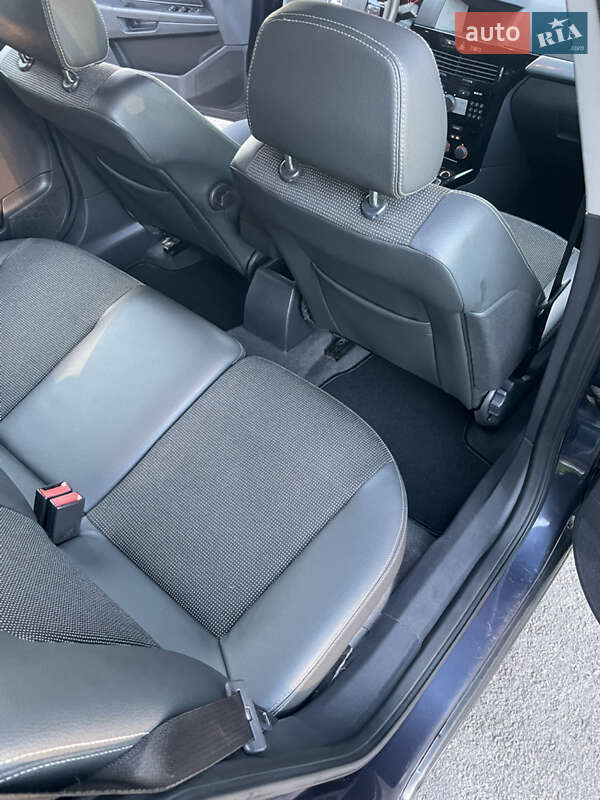 Универсал Opel Astra 2010 в Ровно