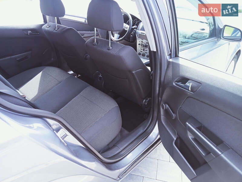 Хэтчбек Opel Astra 2007 в Луцке