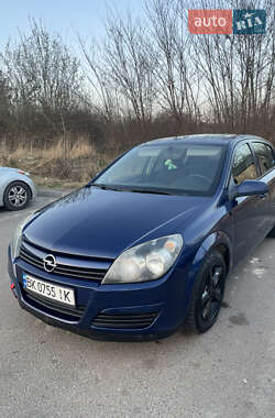 Хэтчбек Opel Astra 2005 в 