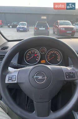 Хэтчбек Opel Astra 2005 в 