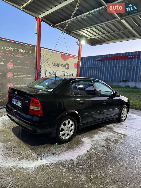 Седан Opel Astra 2006 в Новых Санжарах