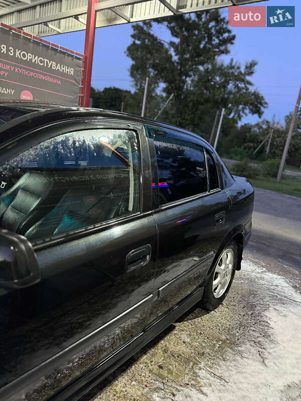 Седан Opel Astra 2006 в Новых Санжарах