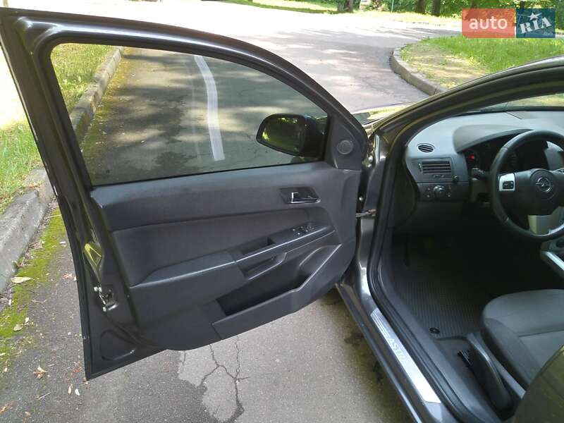 Седан Opel Astra 2011 в Трускавце