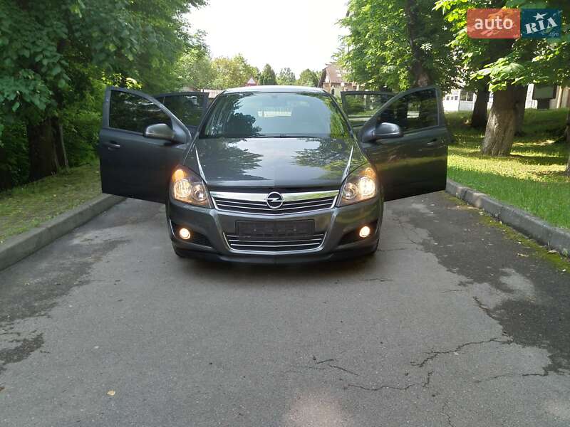 Седан Opel Astra 2011 в Трускавце