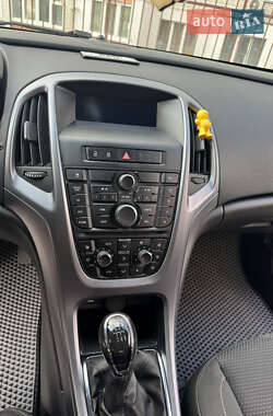 Универсал Opel Astra 2013 в 