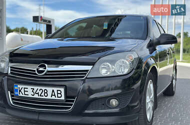 Хэтчбек Opel Astra 2011 в 