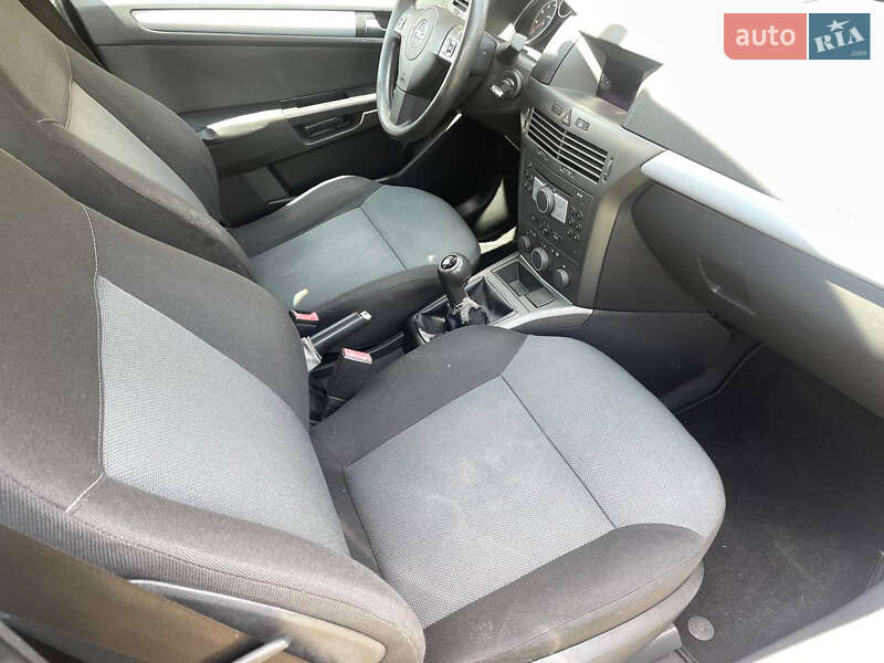 Хэтчбек Opel Astra 2005 в Тысменице