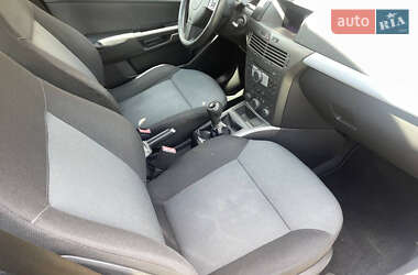Хэтчбек Opel Astra 2005 в 