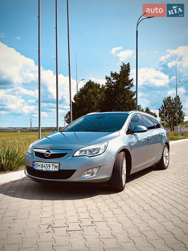 Универсал Opel Astra 2011 в 