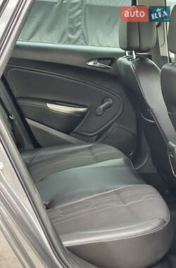 Универсал Opel Astra 2013 в 