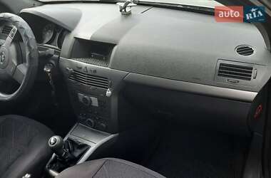 Хэтчбек Opel Astra 2005 в 