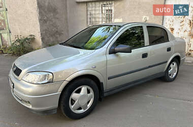 Седан Opel Astra 2006 в 