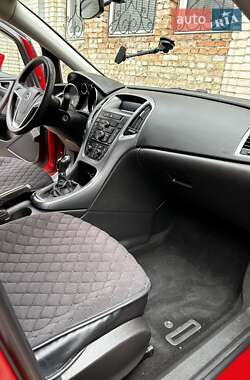Седан Opel Astra 2014 в Ровно