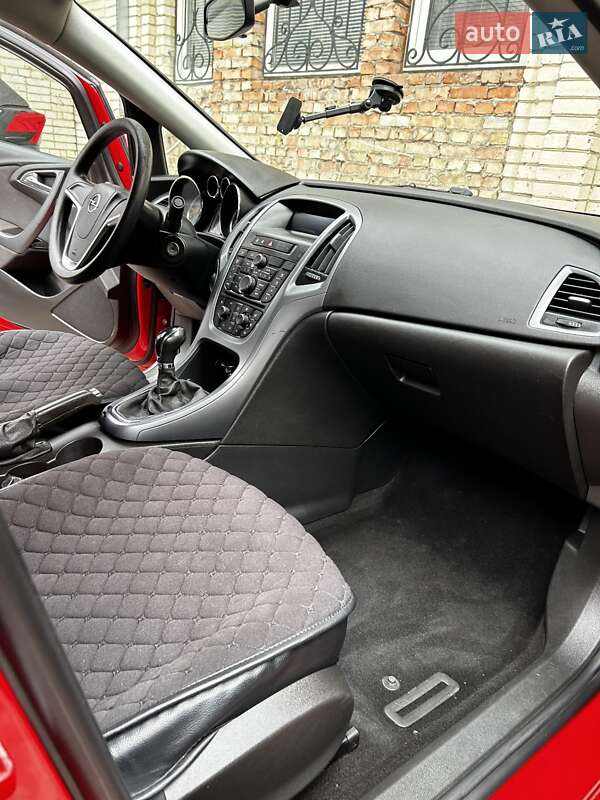 Седан Opel Astra 2014 в Рівному