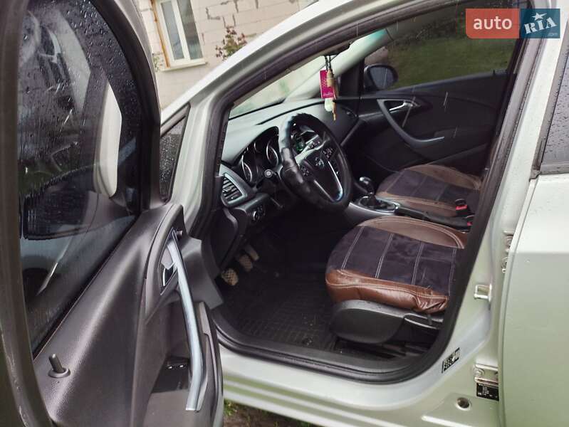 Универсал Opel Astra 2014 в Казатине