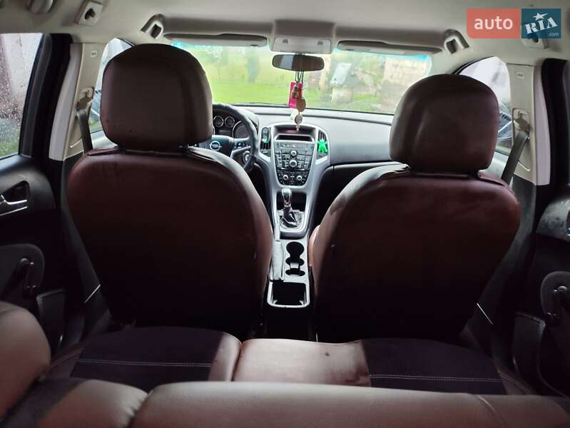 Универсал Opel Astra 2014 в Казатине