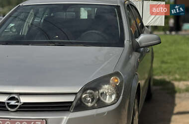 Хэтчбек Opel Astra 2005 в 
