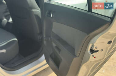 Хэтчбек Opel Astra 2005 в 